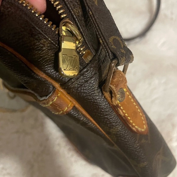 Authentic LV Vintage Crossbody bag - Picture 7 of 11